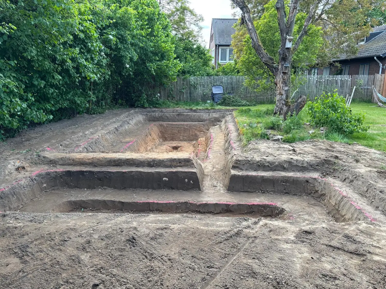 Ausgehobene Fundamente mit Stufen in einem Garten
