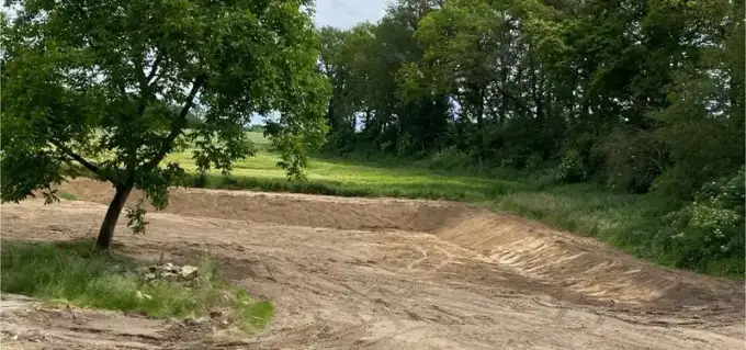 Nachher: gerodete und abgezogene Fläche, ein Baum bleibt stehen